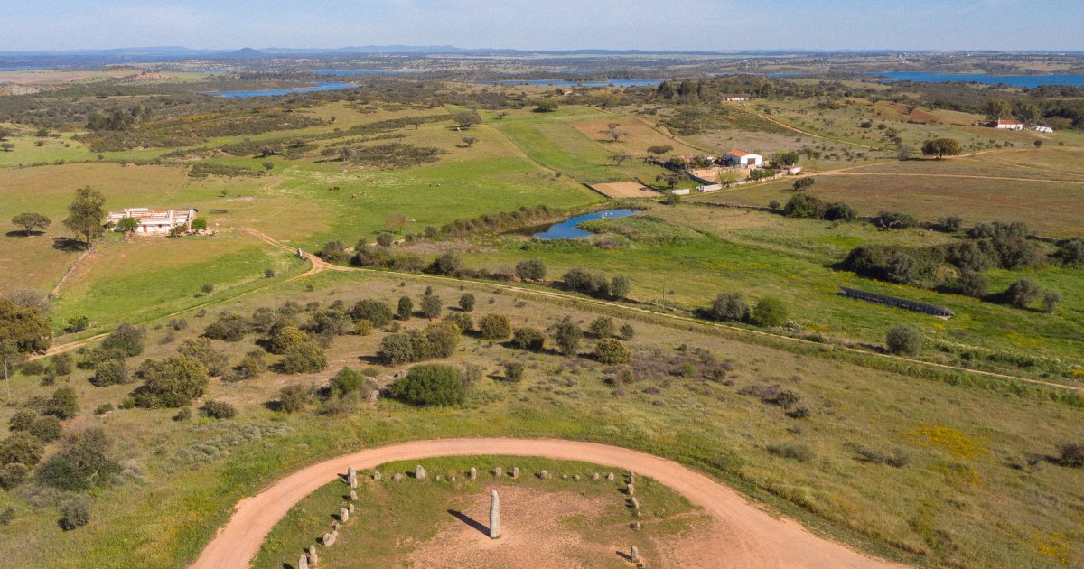 visitportugal's tweet photo. In Monsaraz, history goes back thousands of years, home to cromlechs, menhirs, and megalithic remains, bearing witness to human occupation dating back more than 6,000 years. 

+ℹ️➡️ https://t.co/BbdVWjDaCJ &amp; https://t.co/f04wmyxpUL

#VisitPortugal #Portugal #Alentejo #History https://t.co/6yT948Glx1