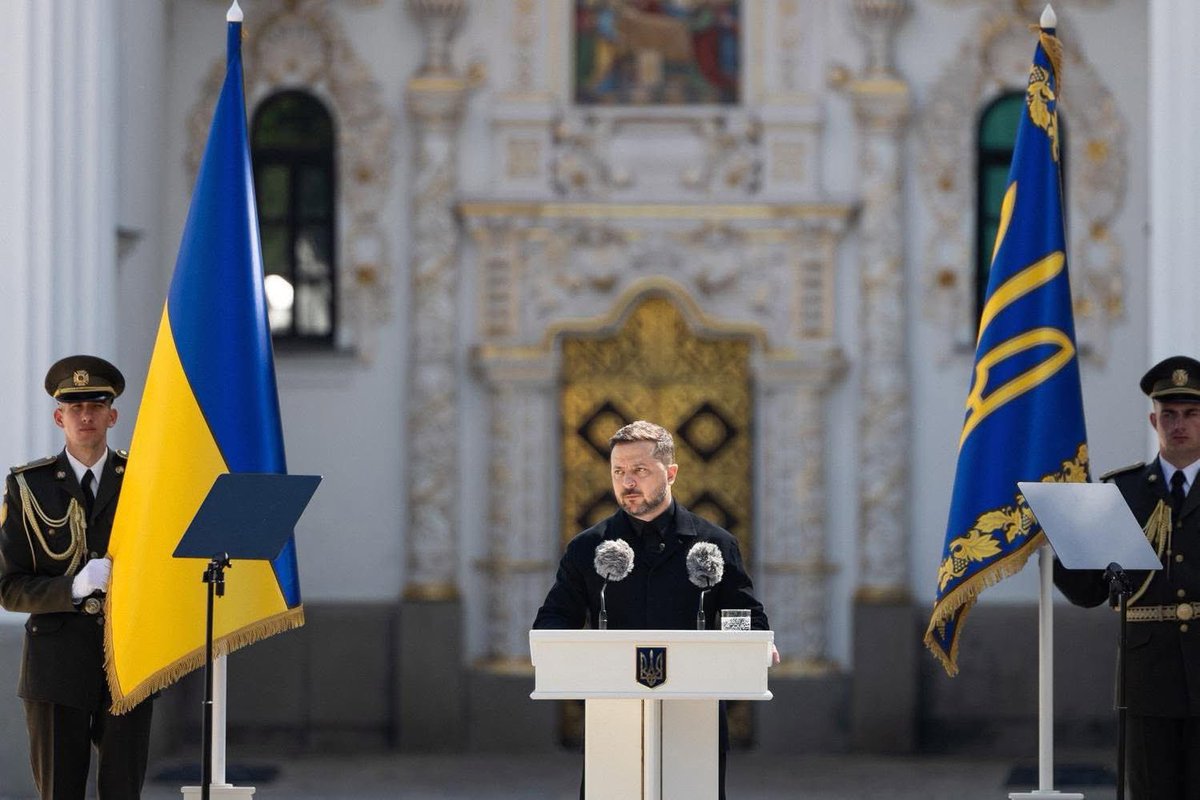 AlEmbassyKyiv's tweet photo. Ambasadori @AlbAmbUkraine ,mori pjesë në ceremonitë solemne me rastin e 30-vjetorit të Kushtetutës së 🇺🇦,të zhvilluar në prani të Presidentit Volodymyr Zelenskyy dhe të autoriteteve shtetërore.Më 28 qershor 1996,Parlamenti 🇺🇦 miratoi Kushtetutën e parë të shtetit modern https://t.co/PXAR4IA2gd