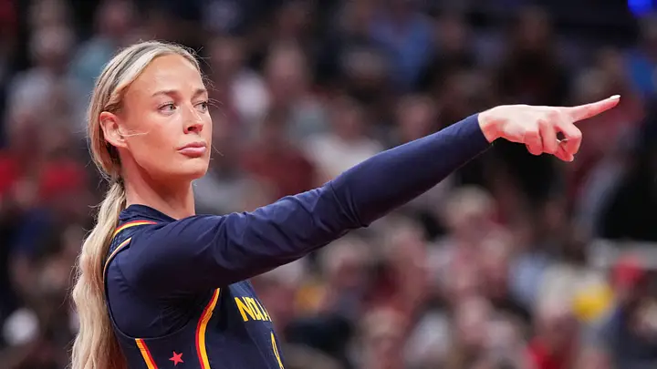 ThomasJoly732's tweet photo. La WNBA, Women’s National Basketball Association, est la ligue professionnelle féminine de basket aux États-Unis, l’équivalent féminin de la NBA.

Depuis l’arrivée de Caitlin Clark, joueuse blanche devenue la plus grande attraction médiatique de la ligue, la WNBA connaît une explosion d’audience, mais aussi une crispation visible. Clark attire les foules, les sponsors et les caméras, mais elle semble aussi concentrer une hostilité particulière sur les parquets.

L’affaire Sophie Cunningham s’inscrit dans ce contexte. Lors d’un match entre Indiana Fever et Phoenix Mercury, Cunningham, coéquipière de Clark, a pointé DeWanna Bonner du doigt après une altercation. La scène est devenue virale, mais elle n’est pas seulement comique : elle symbolise le ras-le-bol d’une équipe qui estime que Clark est trop souvent ciblée physiquement.

Le point le plus grave reste le contact d’Alyssa Thomas au niveau de la gorge de Caitlin Clark. Beaucoup ont parlé de « coup à la trachée ». Aucun diagnostic public ne confirme un écrasement réel de la trachée mais la WNBA a requalifié l’action en Flagrant 2 et suspendu Thomas un match. Problème majeur : rien n’avait été sifflé sur le moment.

Les dernières déclarations de Sophie Cunningham sont très claires : selon elle, Clark est ciblée, et la ligue comme les arbitres ne font pas assez pour la protéger.

La dimension raciale ne peut pas être ignorée. Une partie du débat américain tourne autour du fait que Caitlin Clark, joueuse blanche, est devenue le visage commercial d’une ligue historiquement portée par des joueuses majoritairement noires. Cela crée des tensions évidentes : ressentiment médiatique, accusations de favoritisme, mais aussi, inversement, impression que Clark est moins protégée pour éviter de donner raison à ses soutiens.

L’affaire Cunningham révèle donc un malaise plus profond : la WNBA bénéficie de l’effet Caitlin Clark mais semble mal gérer les tensions sportives, médiatiques et raciales que son arrivée a déclenchées.

Au fond, le doigt pointé de Sophie Cunningham n’est pas seulement un mème. C’est un signal : si la ligue veut profiter de la popularité de Caitlin Clark, elle doit aussi garantir sa sécurité sur le terrain, sans se laisser paralyser par les polémiques raciales et médiatiques.

Arnaud T. Mylle - Délégué du Parti de la France aux États-Unis