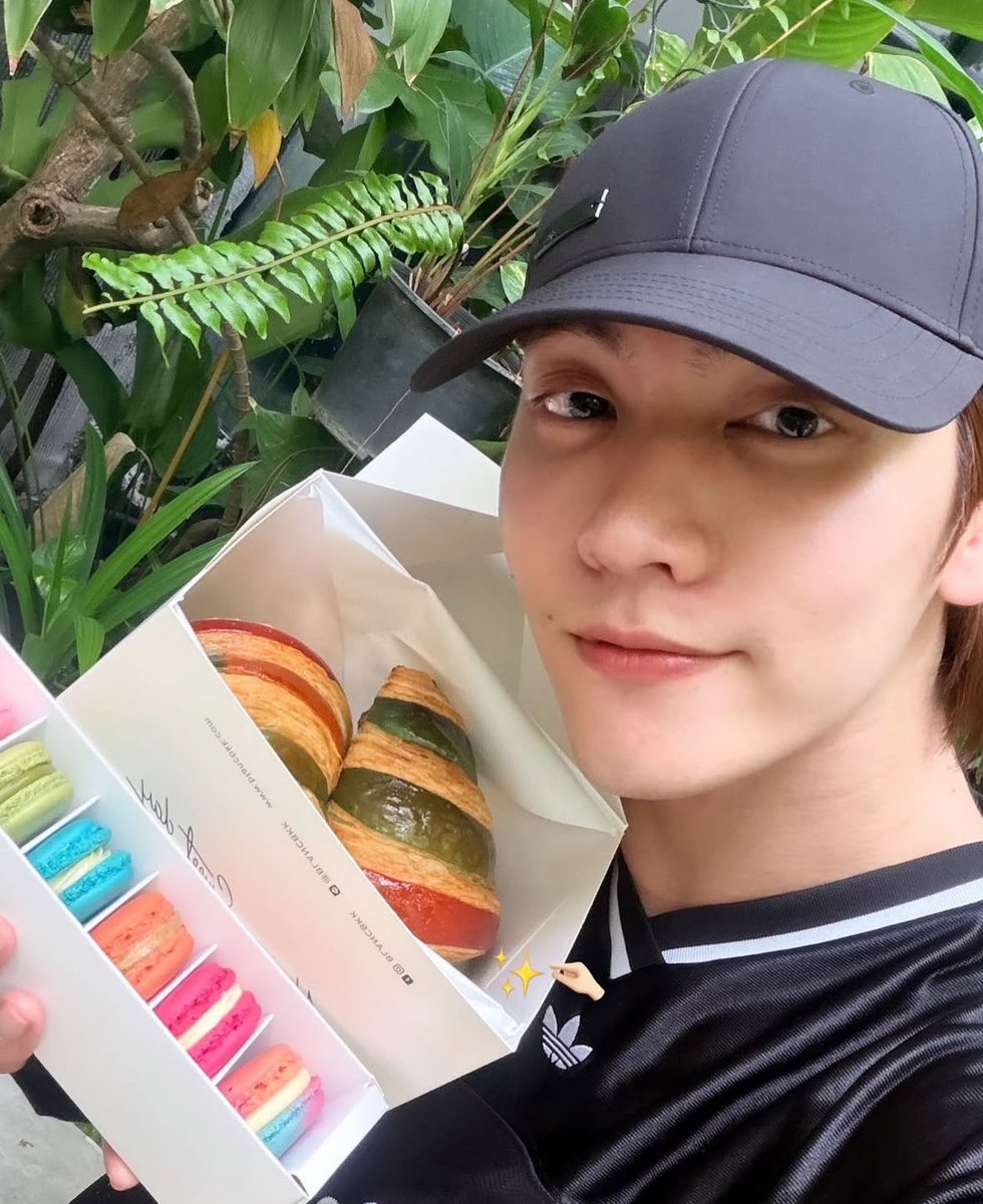 tinysyub_'s tweet photo. boss getting pride macarons… beeeee who you areeeeee 🏳️‍🌈🏳️‍🌈 for ur prideeeee my gay boy 🏳️‍🌈🏳️‍🌈 https://t.co/P5xuCraiAd