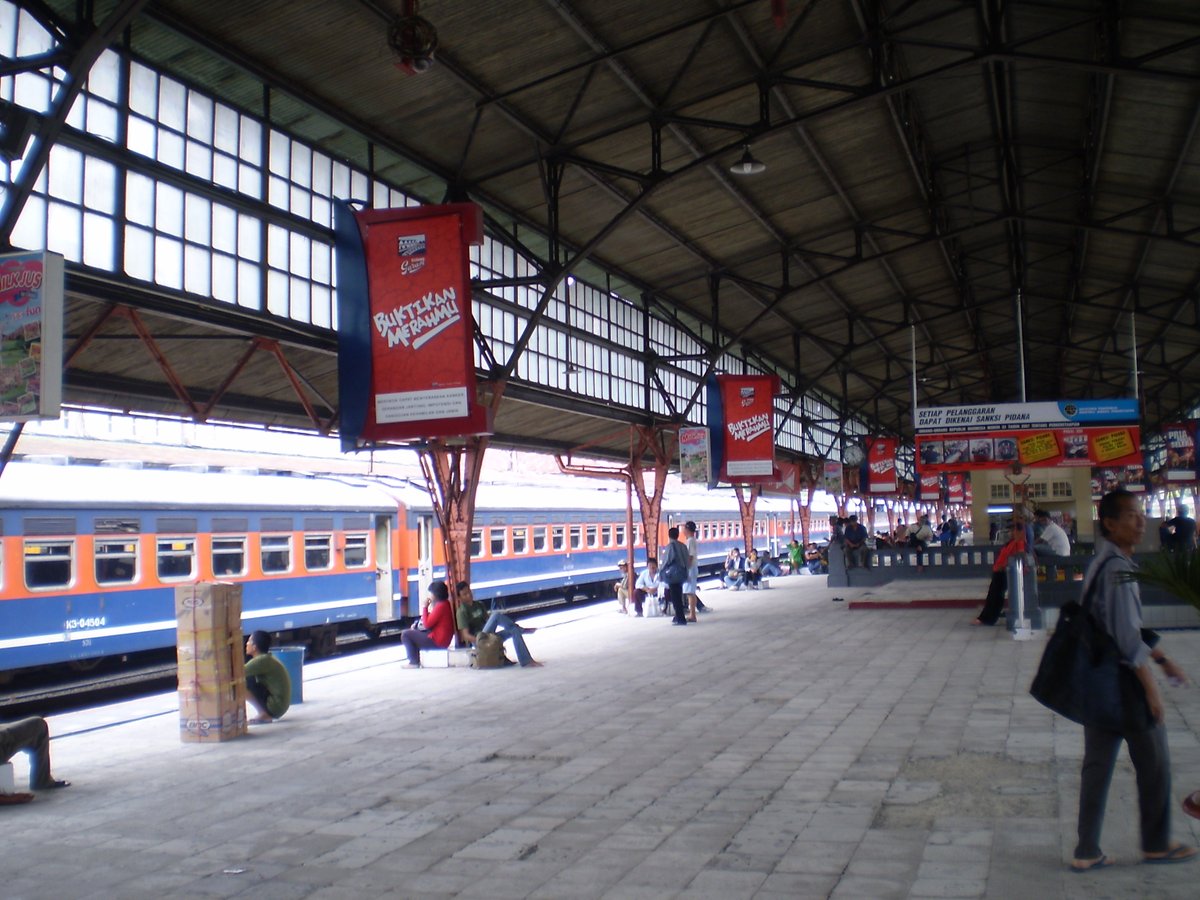 bsahsawth's tweet photo. Stasiun Pasar Senen (2008) @TfJakarta 
udah 18 tahun berubah bgt skrg https://t.co/RPUgKGD1Af