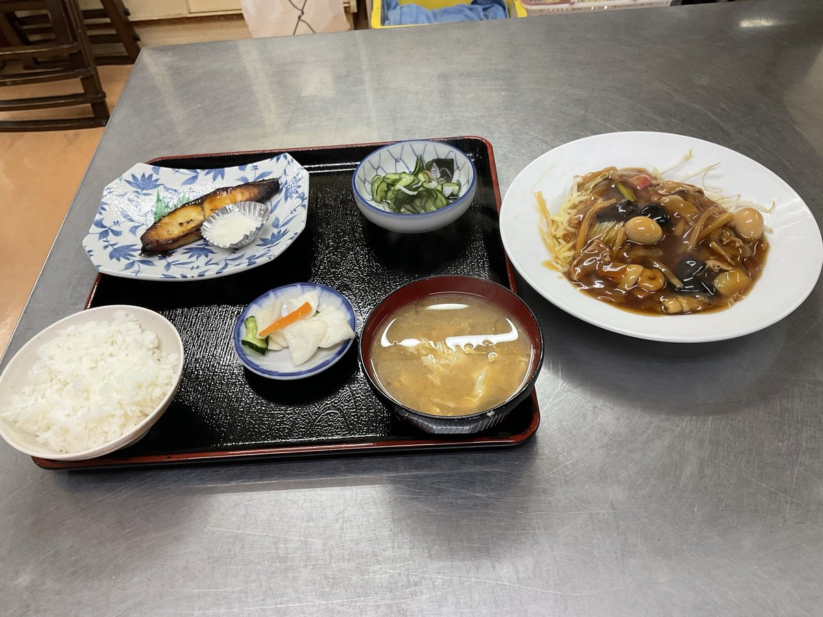 kitakamisou's tweet photo. 今日の夕食
あんかけ焼きそば
焼き魚（銀ひらす）
キュウリの酢の物
みそ汁（茄子、舞茸、卵） https://t.co/9HBTld1iC4