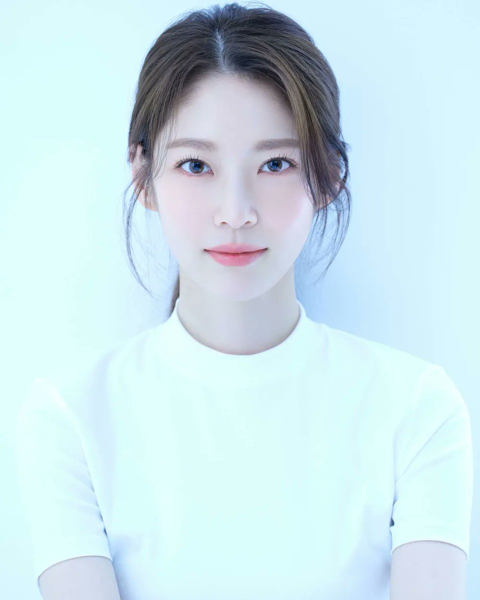 dear_jh0313's tweet photo. 배우 공승연이 '태연한 거짓말'에 합류한다.
29일 업계에 따르면 공승연은 새 드라마 '태연한 거짓말'의 출연 제안을 받고 막바지 논의 중이다. 앞서 배우 이준혁의 출연작으로 알려진 만큼 공승연과 이준혁의 멜로 호흡에 이목이 쏠리는 상황이다.

'태연한 거짓말'에서 이준혁은 재벌가에서도 완벽한 능력과 외모로 주목받는 TK그룹 회장의 외손자 태준섭 역을 연기하는 것으로 알려졌다. 공승연은 태준섭 앞에 나타난 카피라이터 연우경 역을 제안받았다.

🔗 https://t.co/LppICtWKpC
너인간즈 이준혁 X공승연이 말아주는 멜로가 좋다🥹💚