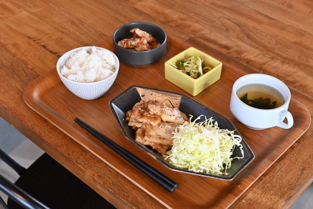 newhumber's tweet photo. 明日の日替わりは豚肉のハニマスです。

・ご飯付き　　　　　¥1,100-
・こだわり小鉢付き　¥1,300-

2ヶ月ぶりの登場！
マスタードとハチミツがいい塩梅です。
ご飯大盛りは必須ですね！

明日もお待ちしております。 https://t.co/BIKu1UCWEY