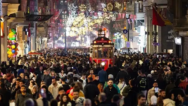 cumhuriyetgzt1's tweet photo. Milli gelirden emeğe düşen pay çakıldı: Türkiye asgari ücretliler ülkesi oldu

🔴DİSK-AR'ın raporuna göre 2026 yılı için belirlenen 28.075,50 TL'lik net asgari ücret, mayıs ayında 34.808 TL'ye ulaşan açlık sınırının altında kaldı.

🔴Türkiye'nin "asgari ücretliler ülkesi" haline geldiği vurgulanan raporda, çalışanların ağır vergi yükü altında ezildiği ve her üç emekliden ikisinin geçinebilmek için yeniden çalışmak zorunda kaldığı belirtildi.