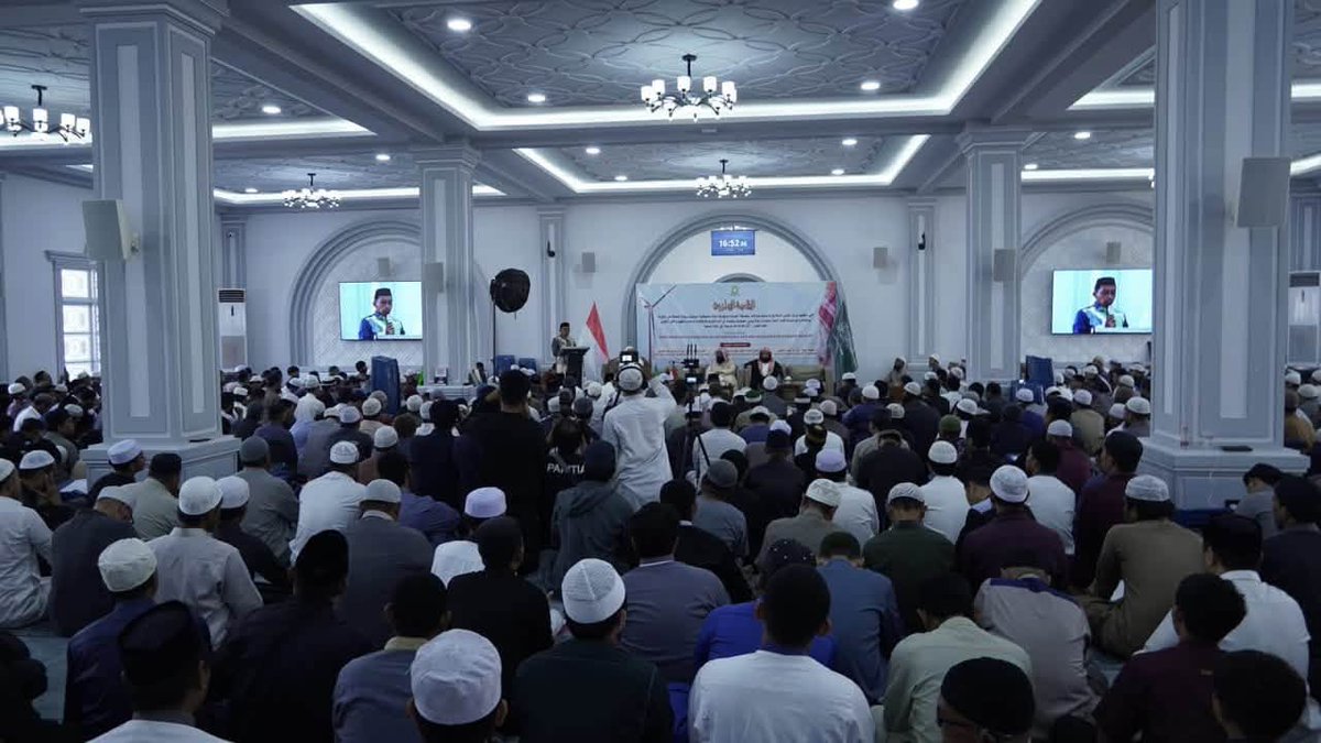 saudinesia's tweet photo. Sebagai bagian dari upaya globalnya, Kementerian Agama Islam, Dakwah dan Bimbingan, yang diwakili oleh Atase Agama di Kedutaan Besar Kerajaan Arab Saudi di Republik Indonesia, meresmikan Daurah Ilmiah Dasar di Sidrab, Provinsi Sulawesi Selatan.

Kursus yang berlangsung selama tiga hari ini diikuti oleh 1.200 imam, pendakwah, penggiat dakwah, dan mahasiswa ilmu keislaman, serta 280 peserta perempuan.

Inisiatif ini bertujuan untuk memperkuat landasan keilmuan, menanamkan nilai-nilai washatiya dan i'tidal, serta menyebarluaskan manhaj yang benar.

https://t.co/WK6AB4mfPj