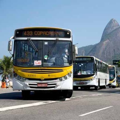 poponze's tweet photo. Motoristas de ônibus entram em greve por tempo indeterminado no Rio de Janeiro.

A categoria cobra reajuste salarial, melhores condições de trabalho e o fim da escala 6x1, com a adoção da jornada 5x2. https://t.co/bsHrPTOXNe