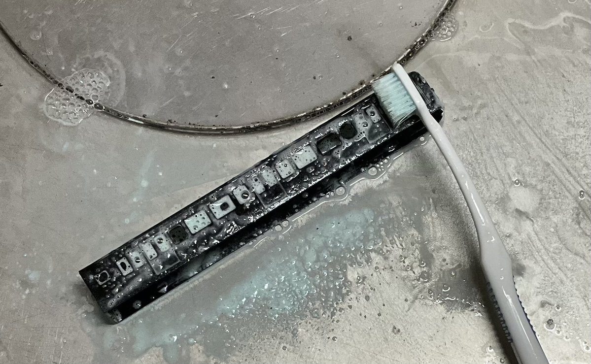 masazo301m's tweet photo. ゆうマニ が終わってなに作ろうか？と机の奥を見れば、仕掛かりの115系から “やぁあ‼︎“🖐️　って手を振られた…
という事で、115系 東海・静岡Ｓ編成を始めます〜

クハ115-600はK.L Labのレジンボディーを使います。
パーツはいつものトレジャータウン、K.L Lab

まずはレジンボディーをゴシゴシと… https://t.co/QOrJRWFxXI