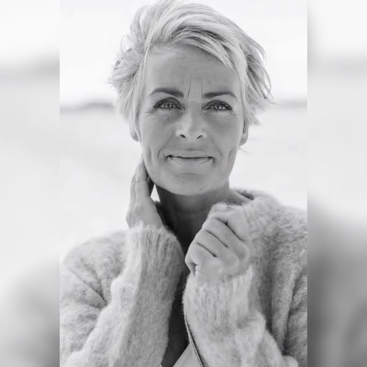 KateriSeraphina's tweet photo. Anonyme
J’ai commencé à vivre au moment même où tout le monde pensait que je m’étais déjà éteinte. Pendant des années, j’ai été ce qu’on attendait de moi : épouse, mère, femme au foyer. Celle qui avait le repas prêt, le linge propre et la patience intacte. Celle qui ne coupait pas la parole, ne dérangeait pas et ne rêvait pas. J’ai appris à vivre avec les silences glacés, les dîners sans conversation et les critiques déguisées en conseils. Moi aussi, j’ai cru que c’était ça, la vie.
Je me suis mariée jeune, j’ai élevé des enfants, et je me suis oubliée. Mon mari était le centre : son travail, son repos, ses opinions. Moi, j’étais l’ombre qui veillait à ce que tout soit en ordre, sans bruit. Un jour, sans prévenir, il est simplement parti. Pas de scandale, pas d’excuses. Juste une valise et une porte qui claque. Je me suis retrouvée seule. Et dans ce vide, j’ai trouvé quelque chose d’inattendu : la paix. Pour la première fois, le silence a cessé d’être un châtiment. Il est devenu liberté.
Je n’avais plus à courir, plus à me justifier, plus à être utile pour avoir de la valeur. Les premiers jours ont été étranges. Je ne savais même plus ce que j’aimais, ni ce que je voulais. En me regardant dans le miroir, je n’ai pas reconnu la femme qui me fixait. Mais sous la fatigue, les cernes et les cheveux blancs non teints, quelque chose s’était réveillé. Quelque chose qui attendait son tour.
J’ai recommencé à mon rythme, à ma façon. J’ai suivi un atelier de peinture, je suis allée seule au cinéma, j’ai osé danser chez moi, sur la musique que j’aime, sans que personne ne me dise que ça dérange. J’ai voyagé un peu, juste assez pour sentir qu’il y a encore des chemins pour moi. J’ai regardé un coucher de soleil sur un banc, sans avoir à justifier pourquoi je pleurais. Et j’ai ri, enfin, seule — sans faire semblant d’être drôle pour les autres.
Aujourd’hui, j’ai 61 ans et je suis la protagoniste de mon histoire. Je ne suis pas seule par manque d’amour, mais parce que j’ai appris à m’aimer, moi. Et si quelqu’un vient, que ce soit pour ajouter, pas pour remplacer. Qu’il m’accompagne sur mon chemin, pas qu’il m’enferme de nouveau. Parfois, la vie commence quand on lâche le rôle qu’on nous a imposé — et qu’on s’autorise enfin à être soi-même.