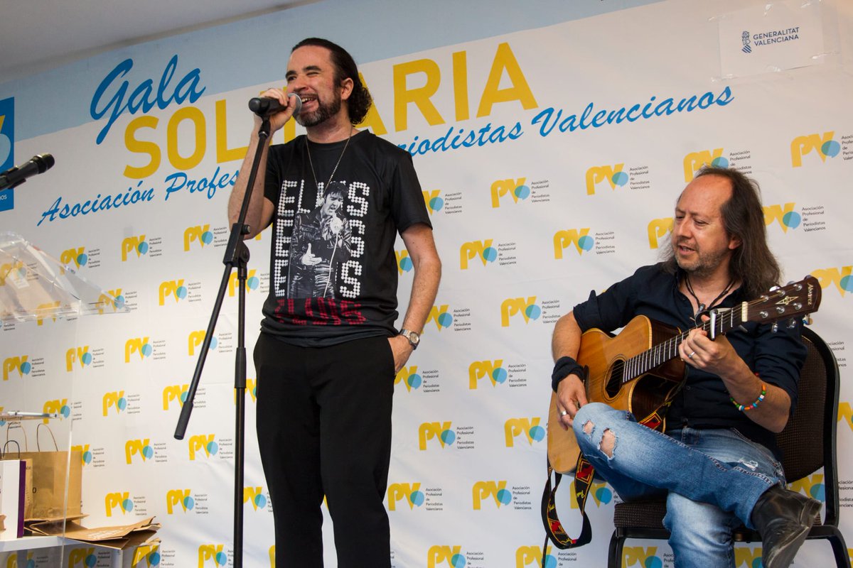 PabloGabaldon's tweet photo. Os dejo una primera tanda de fotos del miniconcierto que hicimos en la gala solidaria de la @appvestudiantes, a beneficio de @Casaldelapau1.
Un placer compartir escenario de nuevo con el gran Edgardo Codutti.
Gracias por confiar en nosotros y por una velada estupenda.
#cantautor https://t.co/cRdKSaXqiQ