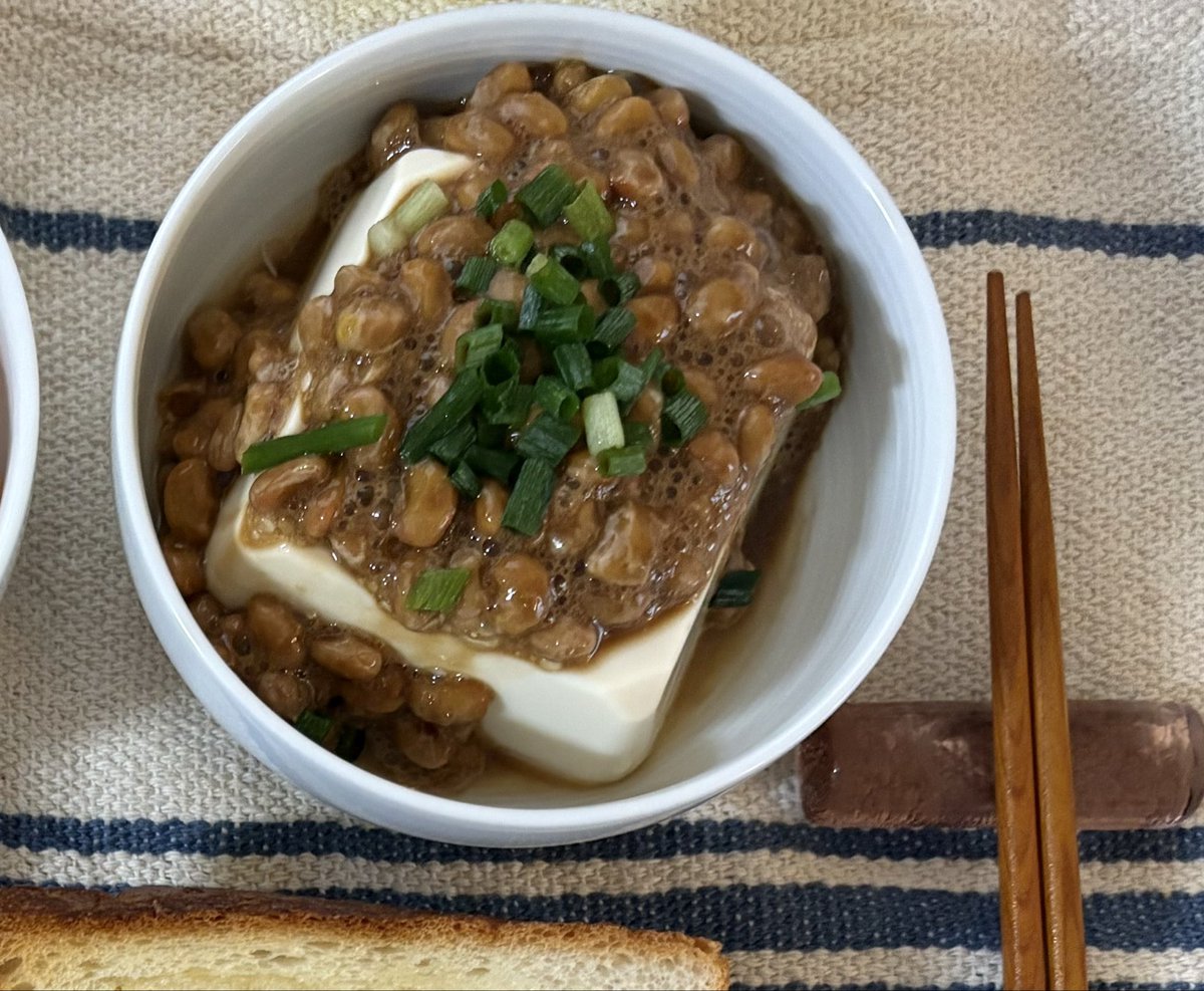 hotwheelae101's tweet photo. プロテインだけではタンパク質
が足りず…😱
豆腐の納豆がけ納豆追加 https://t.co/nVs1kj8CEJ