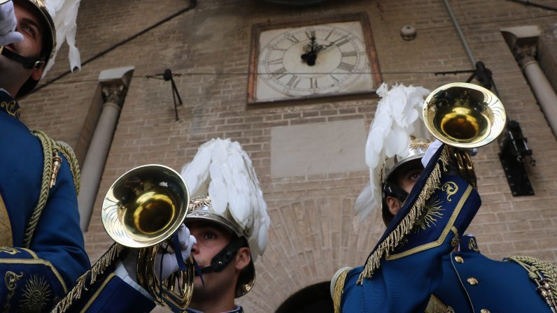 Archisevilla1's tweet photo. Lágrimas de San Pedro, una tradición desde la #Giralda @CatedraldeSev 🔔🎺 https://t.co/A63oh7oiP1 https://t.co/iBMSqD5hMn