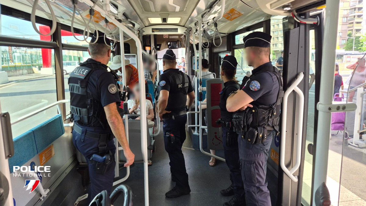 PoliceNationale's tweet photo. Dans l’Essonne (91), une brigade de 21 policiers réservistes renforce la présence des policiers dans les transports en commun. 🚆

Depuis le mois d'avril, ils patrouillent dans les RER, bus et tramways du département, notamment sur la ligne T12 empruntée chaque jour par près de 20 000 voyageurs, afin de prévenir les agressions, lutter contre les trafics et les incivilités.

Après une formation, ces réservistes participent pleinement aux missions de sécurisation sur le terrain, en appui des effectifs engagés chaque jour.

Envie de les rejoindre ? C'est par ici 👉 https://t.co/3kKt0Q8D9i