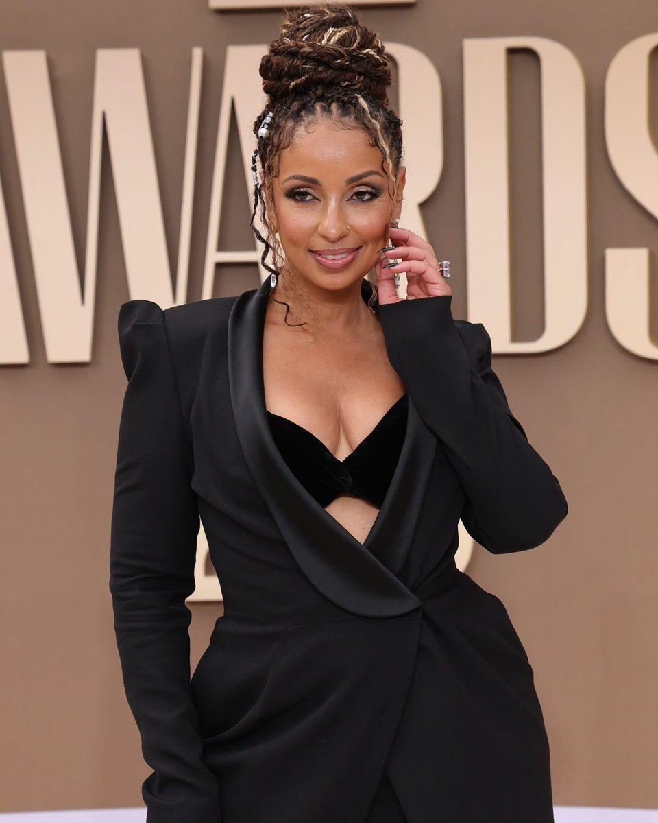 freakoutsideofx's tweet photo. Mýa is the definition of timeless. 😍🖤 https://t.co/slbnPNWr8K