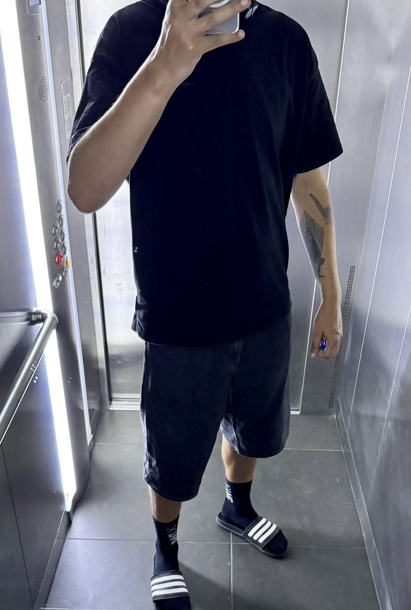StepCloserX's tweet photo. Lunch date, anyone? 🖤👣

#MaleFeet #FootCommunity #FootLover #FeetPics #Slides #Tattooed https://t.co/e1KmHJs363