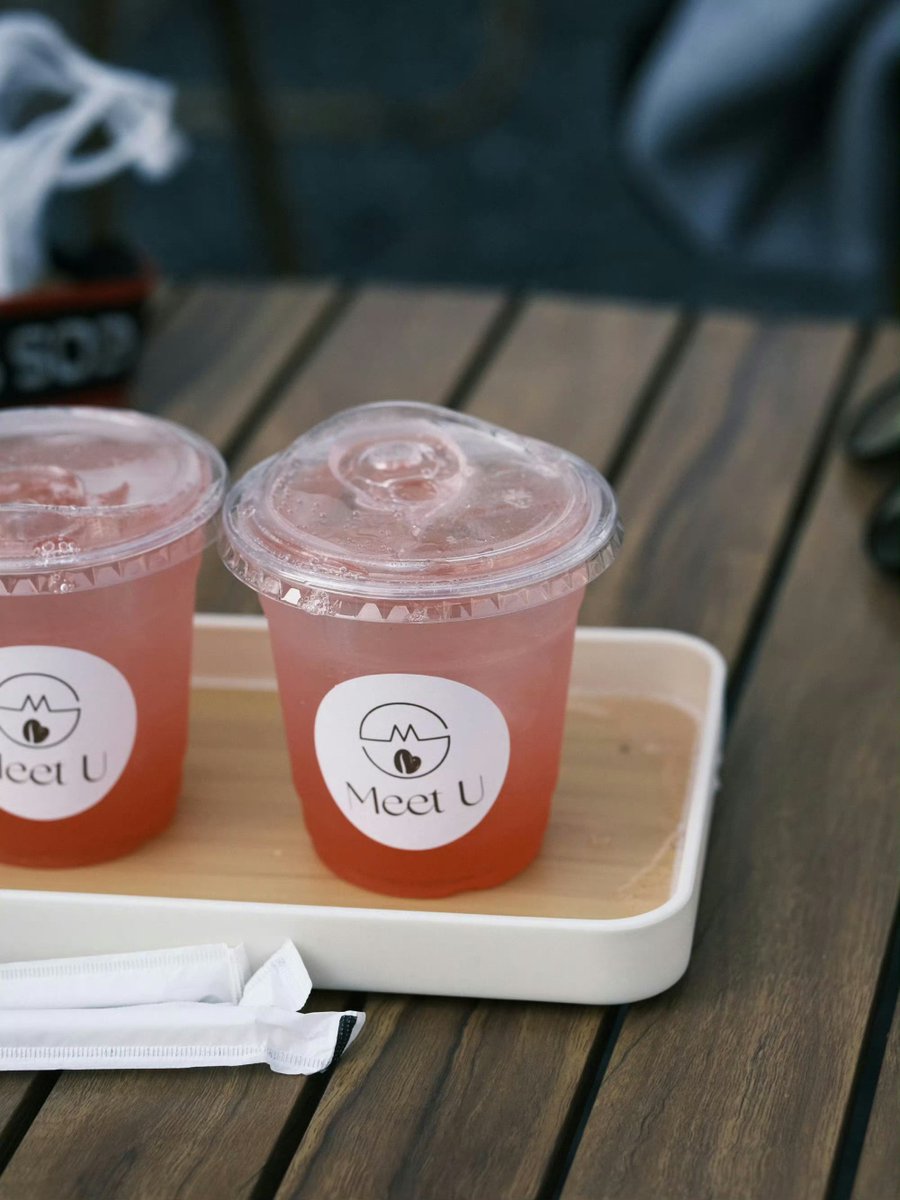 EuGx8giQ5jAexbX's tweet photo. Hey, long time no chat! I grabbed your favorite iced latte on my way here – wanna meet at the usual spot for a quick catch-up in 20 mins https://t.co/ECBBwsRtaU