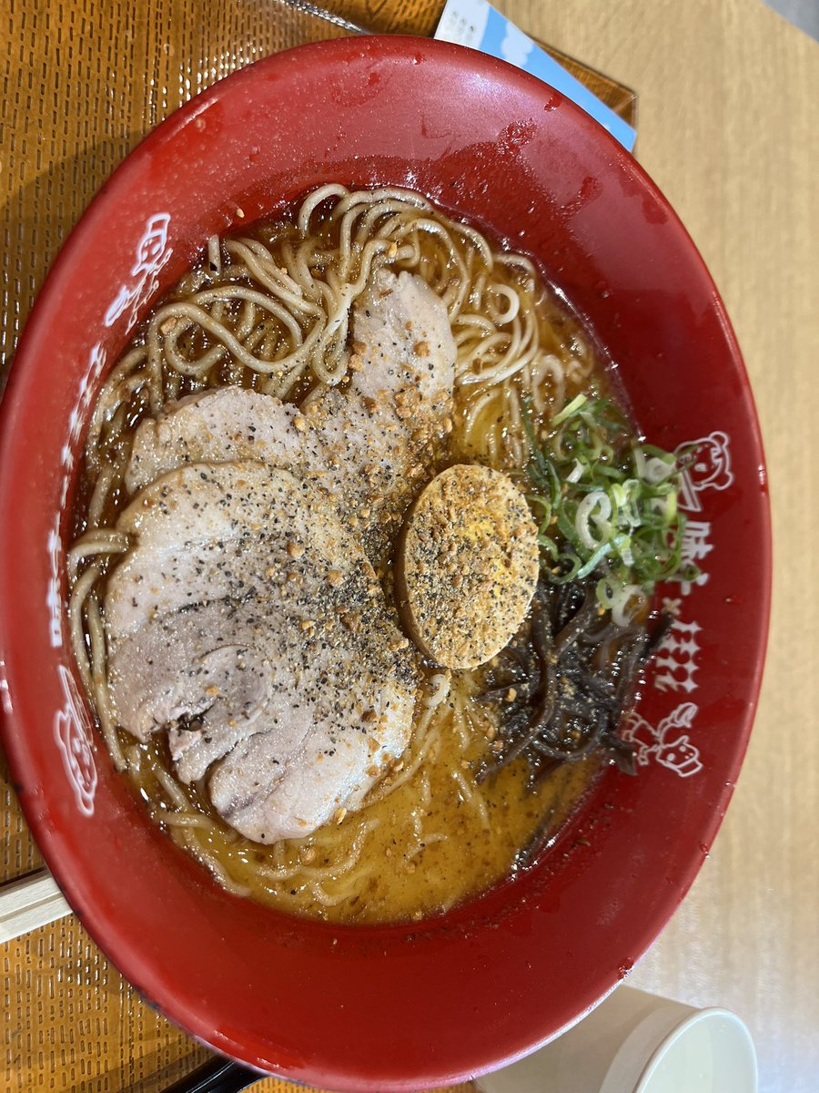 kata7078's tweet photo. カタチばかりの熊本ラーメンを空港でいただき、自動運転で関東に帰ります。熊本暑いね🫠 https://t.co/W7opvql42a