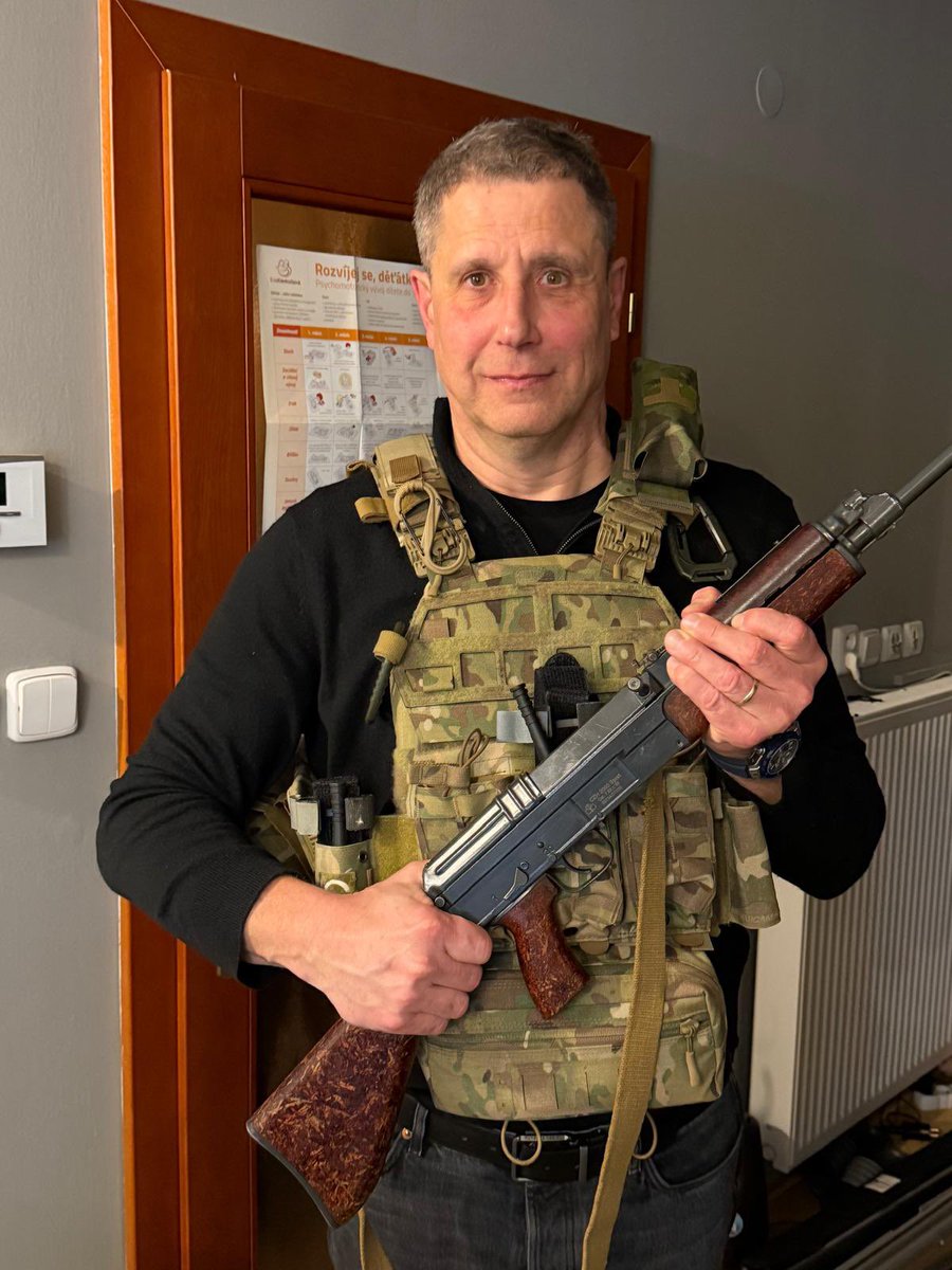 mlyvla's tweet photo. Na Občanské letní škole nejde jen o přednášky a možnost potkat spoustu chytrých lidi. Součástí programu je i večerní bojovka od @MatyasZrno  a @IvoZelinka. Ja už trénuju! Hlaste se na https://t.co/35oohmjNyn https://t.co/BEeJyNegIq