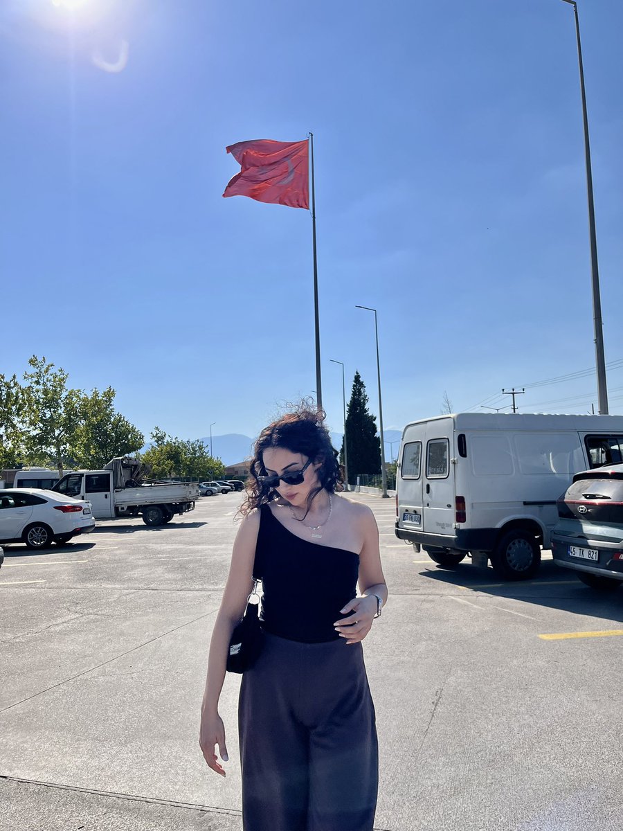 HaticeElbuken7's tweet photo. Bizim Türk bayrağı görünce dayanamayışşş https://t.co/w0ZGfcbDqX