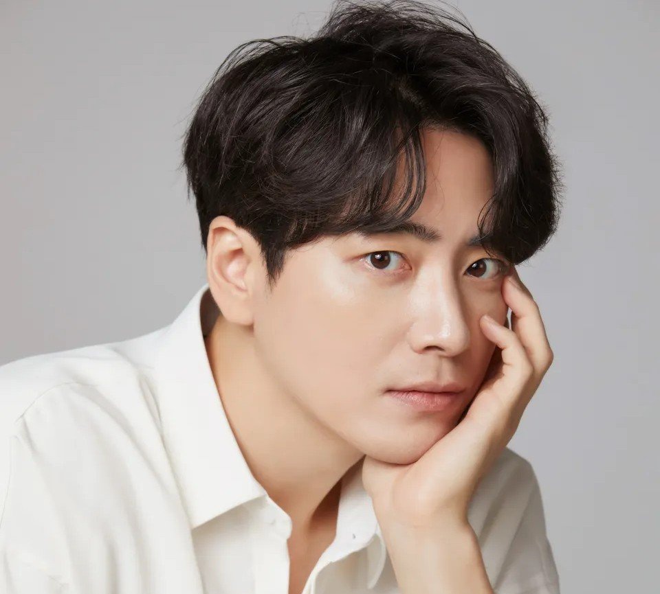 amirkdrama's tweet photo. ثنائية من الطراز الرفيع قادمة في 2027 🔥
ليجينهيوك و Gong Seung-yeon 
تحكي القصة عن صراع محتدم من أجل الرئاسة وسط مكائد و مؤمرات معقدة ، بطل القصة رجل يملك ذكاء و حضور طاغي و مستعد لفعل أي شيء للحصول على السلطة لكن تقتحم حياته كاتبة اعلانات تقلب كل شيء رأسا على عقب 
العرض  علىTVn https://t.co/JxG6uoXRcq