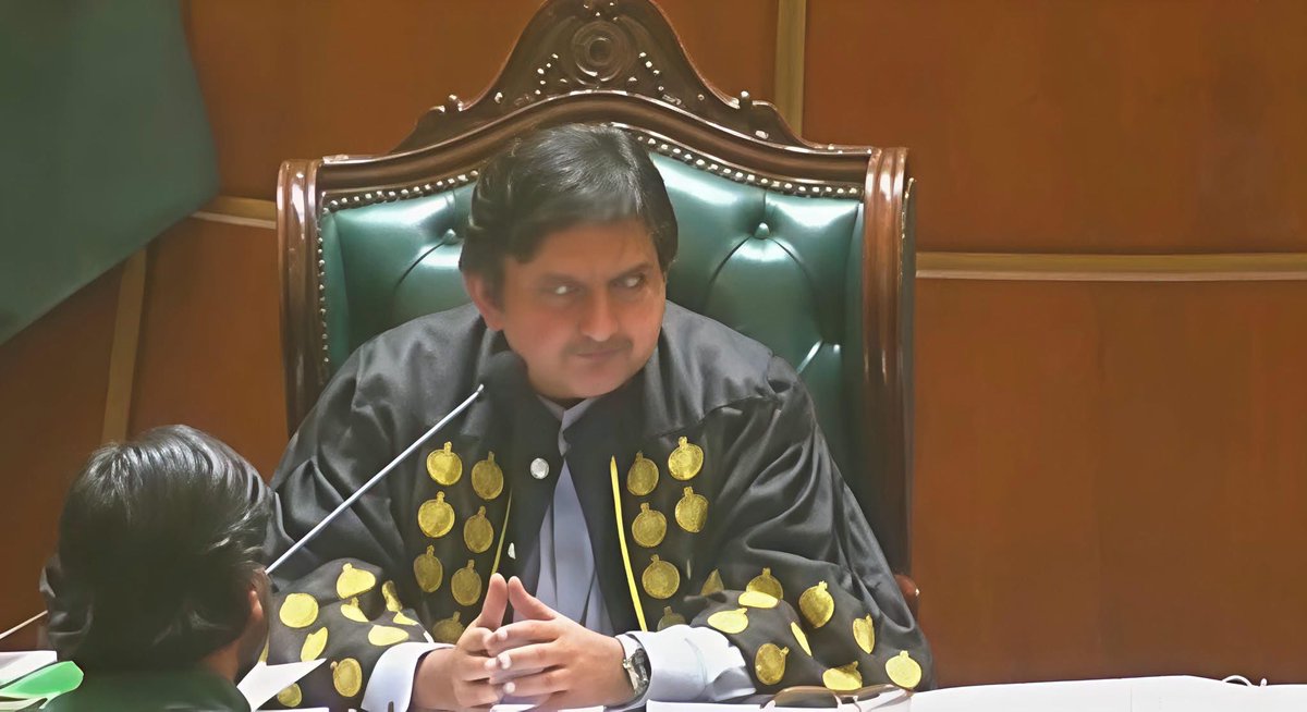 AfaqSomroo's tweet photo. اس بل کےپاس ہونے کے بعد آپ بجلی گیس پانی فون کا بل بھول جائیں گے
نجاب ہابیچوئل آفینڈرز اور اینٹی سوشل بیہیوئر کنٹرول بِل 
2026
پنجاب حکومت کسی بھی شہری کے بینک اکاؤنٹ فوراً بند کر سکتی ہے آن لائن اکاؤنٹس ختم فون ڈیجیٹل اور الیکٹرانک نگرانی کا نظام چلا سکتی ہے کوئی بھی کڑا سٹچنگ یا سینیٹائزر بھی پہناسکتی ہے اور یہ سب کچھ ایک انٹیلی جنس کمیٹی کی سفارش اور منظوری پر کیا جا سکتا ہے
یہ بِل اب صرف پنجاب اسمبلی کی منظوری کا انتظار رہ گیا ہے بِل کو لیگی رکن اسمبلی سابقہ ضلعی اور سیشن جج خالد محمود رانجھا نے پیش کیا ہے اس کا بنیادی قانونی اڈہ 1 871میں برطانوی حکام نے بنایا گیا ظالمانہ قبائل ایکٹ ہے
پنجاب اسمبلی کے ایک آفیشل کلپ میں اسپیکر صاحب نے بڑی حیرت کا اظہار کیا علی یہ بِل میرے دستخط کے بغیر کیسے آگے بڑھ گیا یہ تو میرے نوٹس میں بھی نہیں تھا
اسپیکر نے خود اعتراف کیا کہ یہ بِل تو انگریز سامراج کی یاد تازہ کررہا ہے ۔۔۔۔۔۔۔۔
میری ذاتی راے یہ ہے کہ
اس بِل میں ن لیگ اور اس کے تمام کارکنان بھی اس کا لقمہ بن جائیں گے کیونکہ ایک بار یہ قانون بن گیا تو اس کا نفاذ نئی حکومت بھی یہی کرے گی
حکومت کو یہ خیال کرنا چاہیے کہ رب تعالیٰ نے انسان کو آزاد پیدا کیا ہے یہ کیوں غلام بنانے کی کوشش کر رہی ہے یہ تمام بل نیو ورلڈ آرڈر کا حصہ ہیں جو دنیا کے کسی بھی ملک میں انسانوں کو کنٹرول کرنے کا پلان ہے
ن لیگ کو بھی اس کا اندازہ ہے کہ یہ بِل کل ان کے خلاف بھی استعمال ہو سکتا ہے مگر پھر بھی وہ اسے پاس کروا رہی ہیں 
گذشتہ دنوں وفاقی وزیر نے ٹیلی کام کمپنیوں کو ایسا اختیار دے دیا تھا کہ جس کی چھت پر چاہو کھمبا گاڑ دو
وہ تو سینٹ میں بحث شروع ہو گئی عوامی پریشر آ گیا جس پر بل ترمیم کے لیے چلا گیا
دعا کریں آواز بلند کریں کہ یہ بل قانون نہ بنے  ورنہ یہاں سب کو زندہ درگور ہونا پڑے گا
سیاسی وابستگیوں کو بالاے طاق رکھتے ہوے اس کے خلاف آواز اٹھائیں یہ طوق سب کے گلے میں لٹک سکتا ہے
منقول