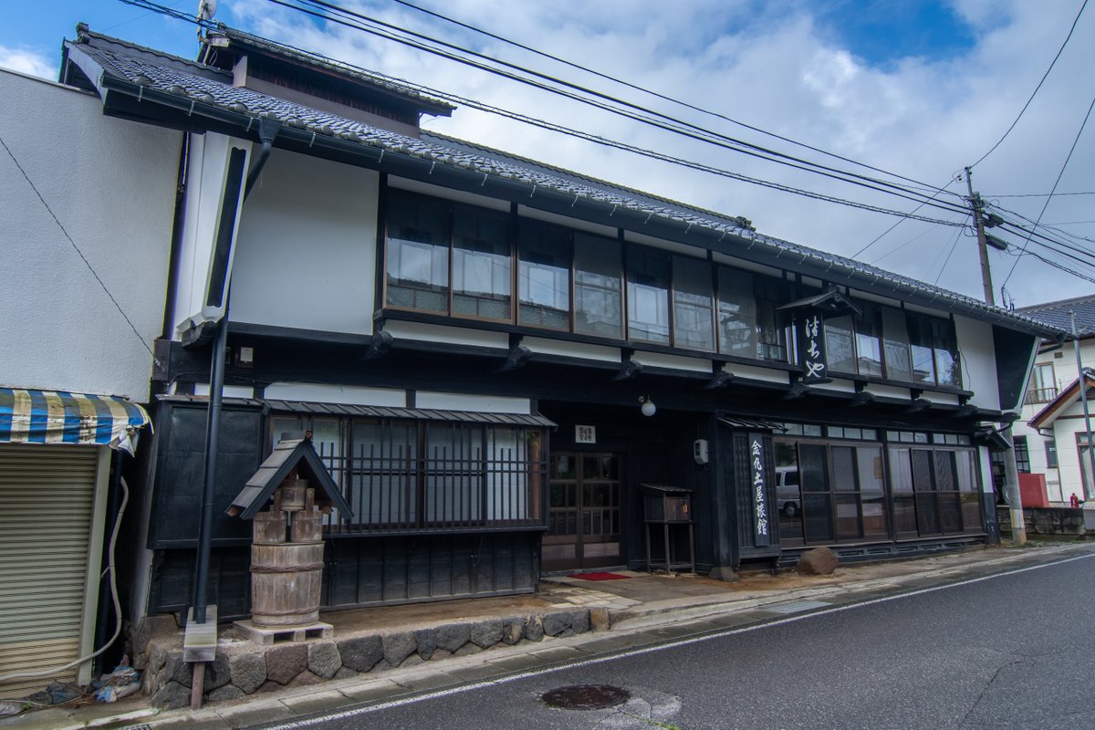 cb750four1972's tweet photo. 昨日は金丸土屋旅館に宿泊
江戸時代より当時の建物��営業している旅籠。主人からは建物内の案内や残していくことへの考え方を色々と聞かせてもらいました。雲形肘木（なぜ、雲なのか？とか）、伊織看板の彫り（平坦に彫っているのではなく立体）など。 https://t.co/hM2B7nlT2m