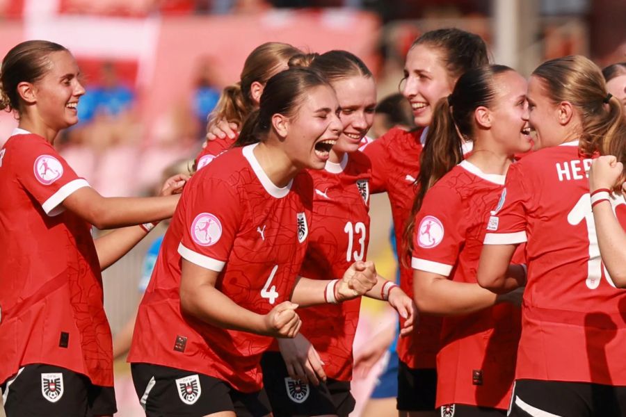 ReinasDelBalon's tweet photo. 🏆@club_novelista patrocina las noticias de @ReinasDelBalon de la #U19WEURO

Austria debuta con autoridad ante Islandia y lidera el Grupo B del Europeo Sub-19 
Informa nuestro redactor Ricardo Freitas @RFPaji en el diario @ReinasDelBalon
#FutbolFemenino

https://t.co/SXzgw0hSkd https://t.co/RQRyKELwmt