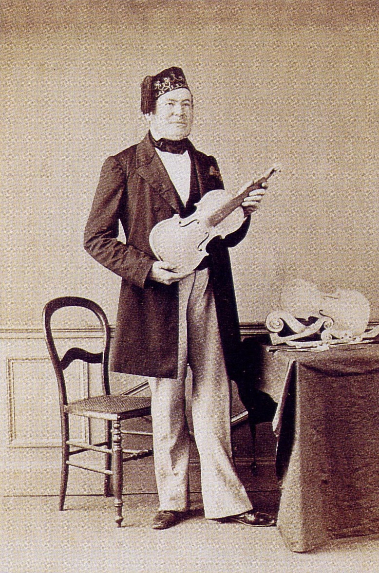 CeJour_Histoire's tweet photo. Dans un atelier parisien, vers 1840, un luthier démonte un à un les plus beaux violons italiens. Il mesure tout, relève tout, cherche le secret de leur son. Cet homme s'appelle Jean-Baptiste Vuillaume, et il vient de Mirecourt.

Mirecourt, c'est une petite ville des Vosges où l'on fabrique des violons de père en fils depuis le XVIIe siècle. À son apogée, elle en sortait des dizaines de milliers par an. C'est là que Vuillaume a grandi, au milieu des copeaux, avant de monter à Paris.

Son obsession : égaler les maîtres de Crémone. Un jour, il copie le violon fétiche de Paganini, le célèbre Il Cannone. La copie est si parfaite que, les deux instruments posés côte à côte, Paganini lui-même n'arrive plus à reconnaître le sien. Il ne les distingue qu'à l'oreille, une fois l'archet sur les cordes.

Il fabriquera près de 3 000 instruments, et même une contrebasse géante de plus de trois mètres pour Berlioz.

Aujourd'hui, ses violons s'arrachent à prix d'or. Et de son vivant déjà, on lui avait trouvé un surnom : le Stradivarius français.