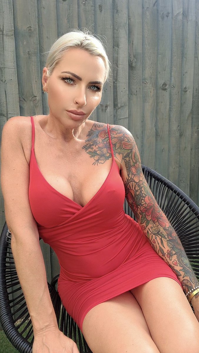 imalexisrox's tweet photo. Trying to keep cool in this heat! https://t.co/hcPk4RTXO4