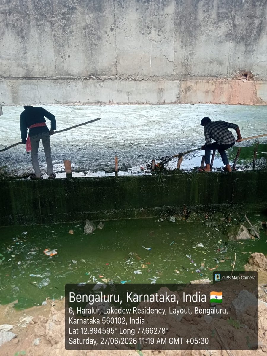 HaraluruLake's tweet photo. On the brink of a major collapse #haraluruLake 
Fully contaminated by sewage inflow. Algae bloom &amp; the aquatic life has completely been destroyed! The stench from the lake is getting unbearable by the day.Please help🙏
@bwssbchairman @Chairman_KSPCB @osd_cmkarnataka https://t.co/z7iFNHlkNS