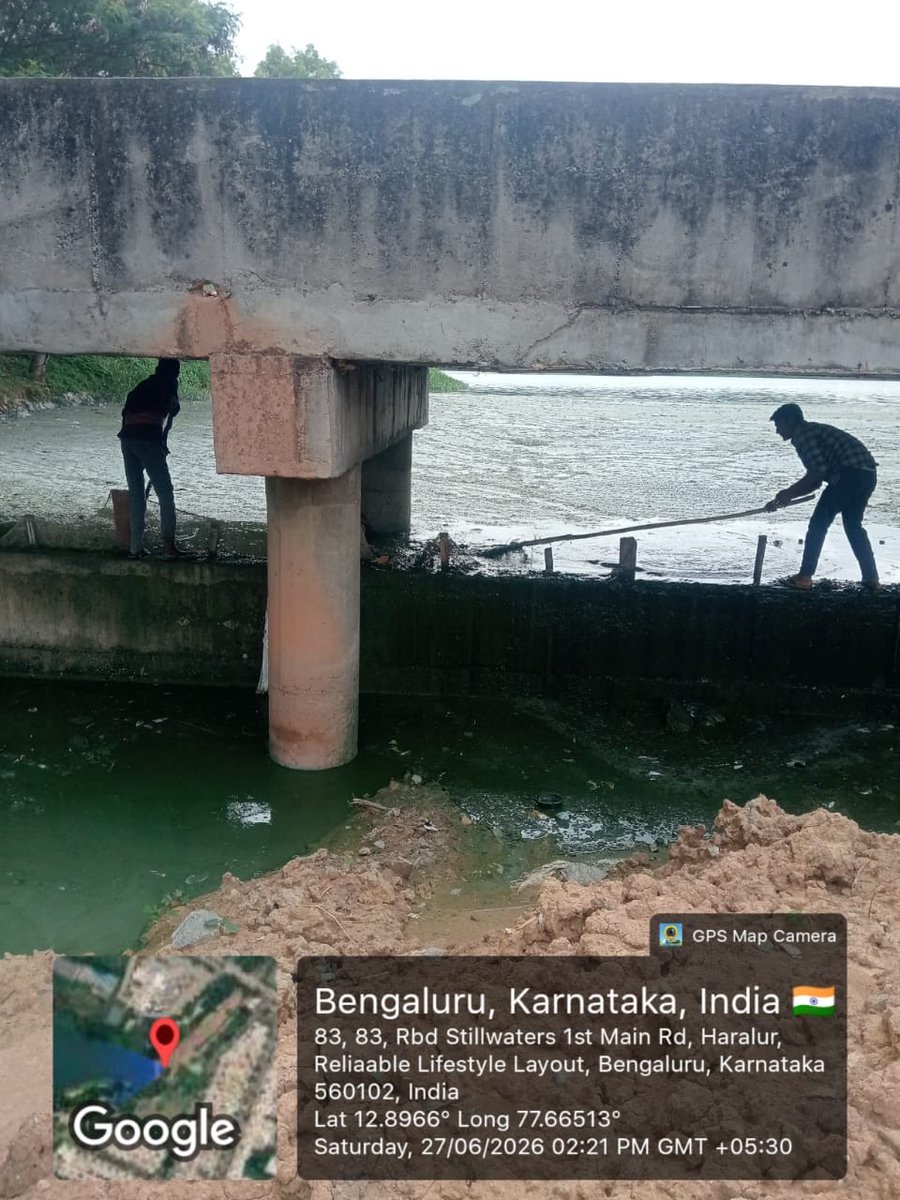 HaraluruLake's tweet photo. On the brink of a major collapse #haraluruLake 
Fully contaminated by sewage inflow. Algae bloom &amp; the aquatic life has completely been destroyed! The stench from the lake is getting unbearable by the day.Please help🙏
@bwssbchairman @Chairman_KSPCB @osd_cmkarnataka https://t.co/z7iFNHlkNS