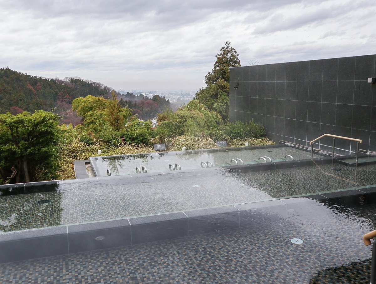 viewtabi's tweet photo. ＼ 会津の景色と味を楽しむ温泉宿♨ ／

≫≫東山温泉「御宿 東鳳」

会津若松駅からバスで約15分。標高約300メートルの高台ならではの開放感が魅力の大浴場からは、会津の景色を堪能できます✨
会津らしい料理が数多く並ぶビュッフェはどれから食べようか迷う時間さえも楽しい！ https://t.co/xTQ6fNh1u7