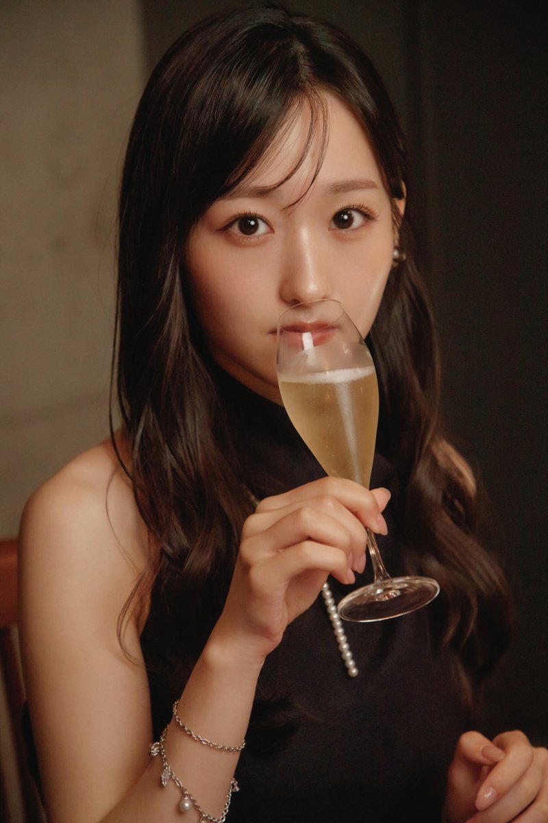 tokyo_calendar's tweet photo. ˗ˏˋ📣 #一ノ瀬美空 （ #乃木坂46 ） さん
1年ぶりに東カレに降臨👀✨ Vol.1 ˎˊ˗

2度目の登場となるみーきゅんを、『中華Aoki 中目黒』にお連れしました。

昨年はかき氷🍧、今回は中華🥂でシューティング。黒い洋服に身を包み、今年はより大人な表情を見せてくれました。スタッフ一同ドキドキが止まらない……💛

一ノ瀬さんの美しい姿は、7月21日発売の誌面をチェック！

📚…°˖✧
#東カレ #9月号 のテーマは“大人だけの「７つの夏の欲求」”

● ご予約はこちら👇
https://t.co/EclDJ2xHu7
● 詳細はこちら
https://t.co/ePoPcVDpQX 

#撮影秘話