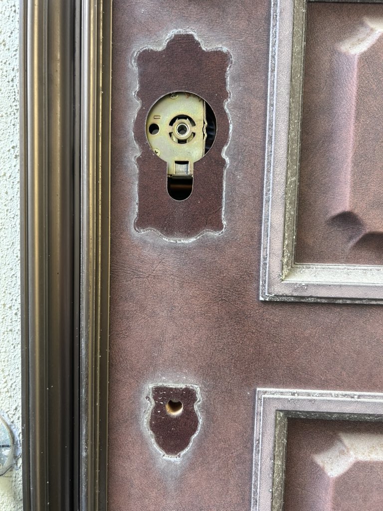 maimatsubara110's tweet photo. 福岡市博多区博多駅前で
MIWAディスクシリンダーから
MIWA U9へシリンダー交換🔑

✅15,400円（税込）
✅純正キー3本付き
✅防犯性能アップ

古い鍵の交換もお気軽にご相談ください😊

#福岡 #鍵交換 #MIWA #鍵屋 https://t.co/4hBCYBDc2J