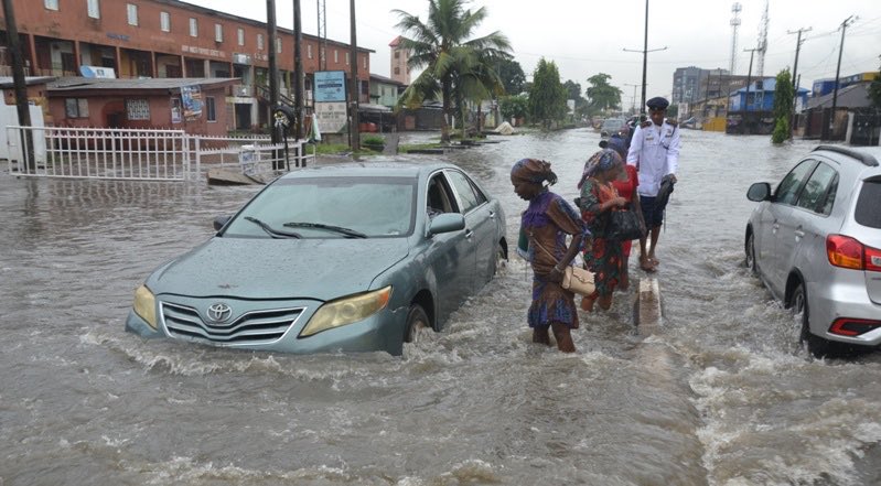 234Drive's tweet photo. Lagos woke up underwater and Major roads have turned flood zones 🌊🚗🌧️

Here are 5 things every LAGOS CAR OWNER  should do to protect their car from FLOOD DAMAGE 🚨

THREAD 🧵👇 https://t.co/fQ3Qn5aDbx