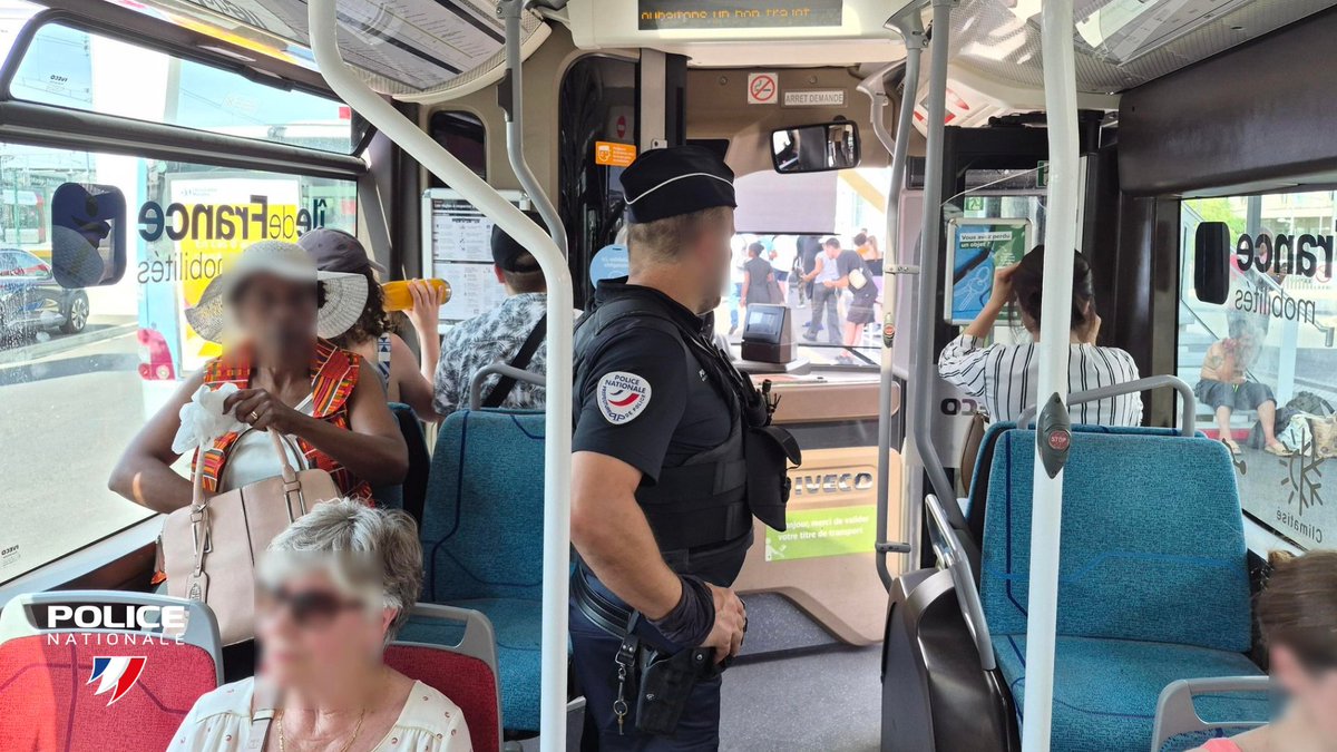 PoliceNationale's tweet photo. Dans l’Essonne (91), une brigade de 21 policiers réservistes renforce la présence des policiers dans les transports en commun. 🚆

Depuis le mois d'avril, ils patrouillent dans les RER, bus et tramways du département, notamment sur la ligne T12 empruntée chaque jour par près de 20 000 voyageurs, afin de prévenir les agressions, lutter contre les trafics et les incivilités.

Après une formation, ces réservistes participent pleinement aux missions de sécurisation sur le terrain, en appui des effectifs engagés chaque jour.

Envie de les rejoindre ? C'est par ici 👉 https://t.co/3kKt0Q8D9i
