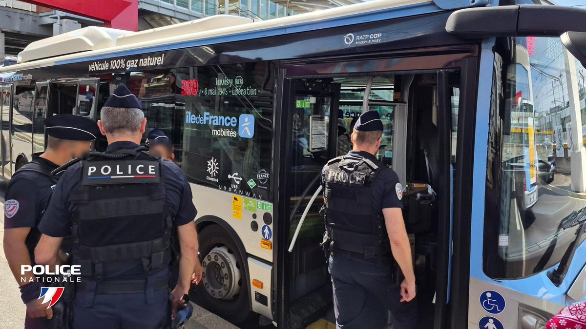 PoliceNationale's tweet photo. Dans l’Essonne (91), une brigade de 21 policiers réservistes renforce la présence des policiers dans les transports en commun. 🚆

Depuis le mois d'avril, ils patrouillent dans les RER, bus et tramways du département, notamment sur la ligne T12 empruntée chaque jour par près de 20 000 voyageurs, afin de prévenir les agressions, lutter contre les trafics et les incivilités.

Après une formation, ces réservistes participent pleinement aux missions de sécurisation sur le terrain, en appui des effectifs engagés chaque jour.

Envie de les rejoindre ? C'est par ici 👉 https://t.co/3kKt0Q8D9i