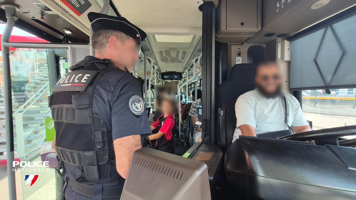 PoliceNationale's tweet photo. Dans l’Essonne (91), une brigade de 21 policiers réservistes renforce la présence des policiers dans les transports en commun. 🚆

Depuis le mois d'avril, ils patrouillent dans les RER, bus et tramways du département, notamment sur la ligne T12 empruntée chaque jour par près de 20 000 voyageurs, afin de prévenir les agressions, lutter contre les trafics et les incivilités.

Après une formation, ces réservistes participent pleinement aux missions de sécurisation sur le terrain, en appui des effectifs engagés chaque jour.

Envie de les rejoindre ? C'est par ici 👉 https://t.co/3kKt0Q8D9i