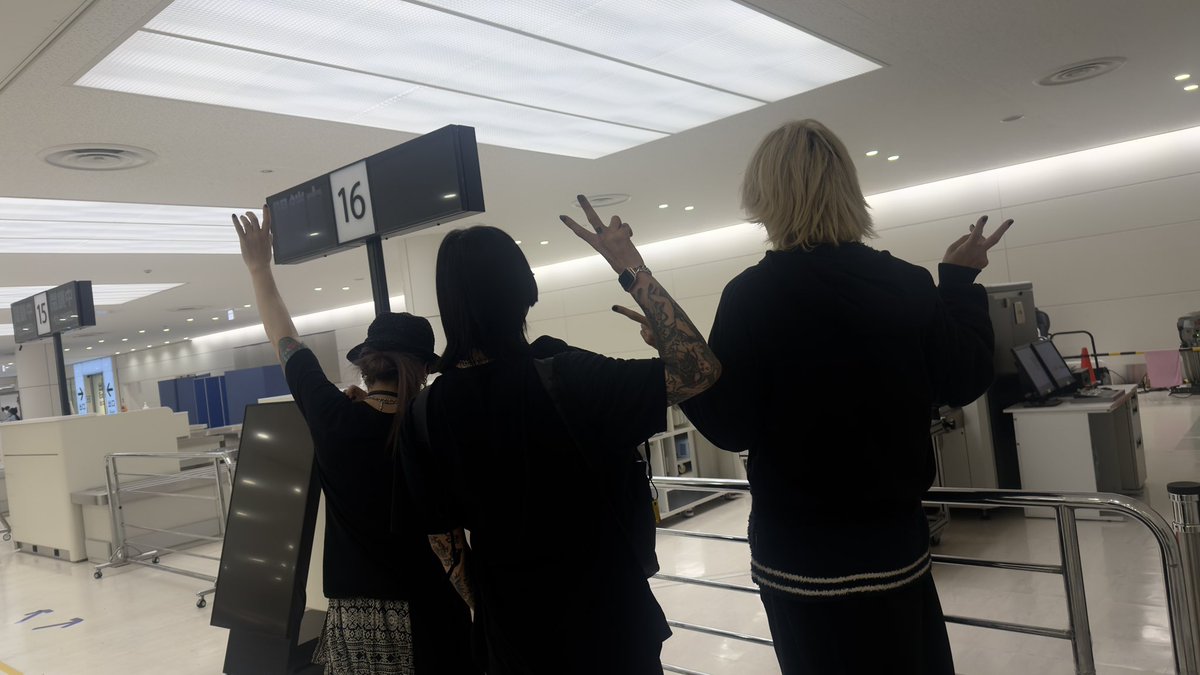kouki_d_out's tweet photo. ただいま日本🇯🇵

今到着しました、今回このメンバーだから乗り越えれたら場面が多々ありましたがそれすら爆笑できた旅でした。

tzkwym
彼の狂気的なステージと、魅せ方、そしてライブのアップデートの仕方はとても刺激的でした。

Sethさん
彼のビジュアルイズムは僕がキッズの頃に憧れたものそのものがそこにあります。静の圧力で引っ張ってくれました。

一生の濃厚な思い出、またみんなにも共有するね。

そして

🇲🇽🇵🇪🇧🇷🇦🇷🇨🇱→❤️

ビジュアル系を愛してくれてありがとうー！
また生きて会いましょう。

あれっおかえりは？