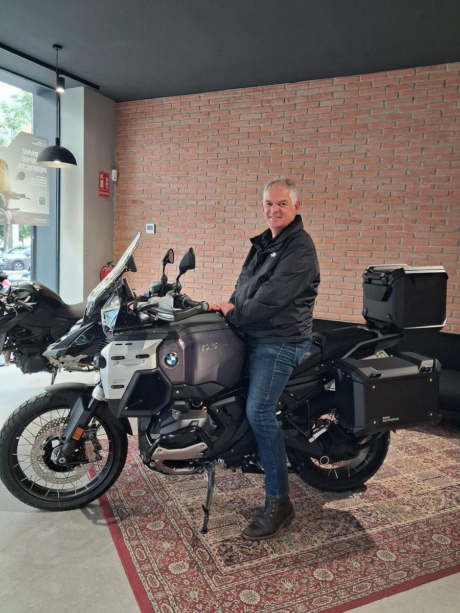 DosRodes's tweet photo. ¡Nuestro amigo Miguel preparado para iniciar una nueva etapa con la indiscutible reina del trail: la 👑R 1300 GS ADVENTURE👑. Esta máquina Miguel te lo ofrece TODO para que puedas embarcarte en la gran aventura. ¡Disfrútala como se merece 👊😎!

#dosrodes #bmwr1300gsa #r1300gsa https://t.co/DUz0Wk9M7E