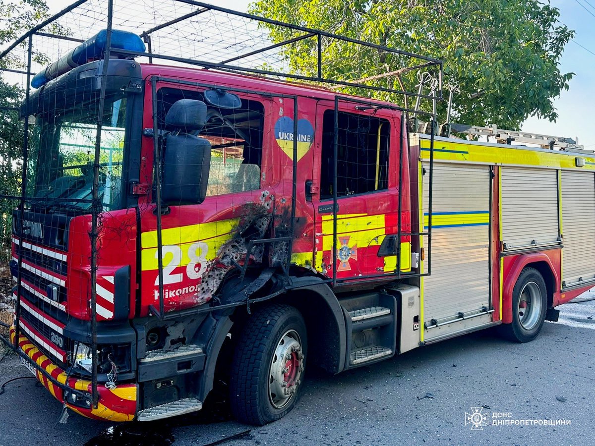 TuiteroMartin's tweet photo. Drone FPV ruso contra camión de bomberos ucraniano, Nikopol. A mi me parece un caso claro de crimen de guerra. Uno más de Rusia. https://t.co/3359B7Njed