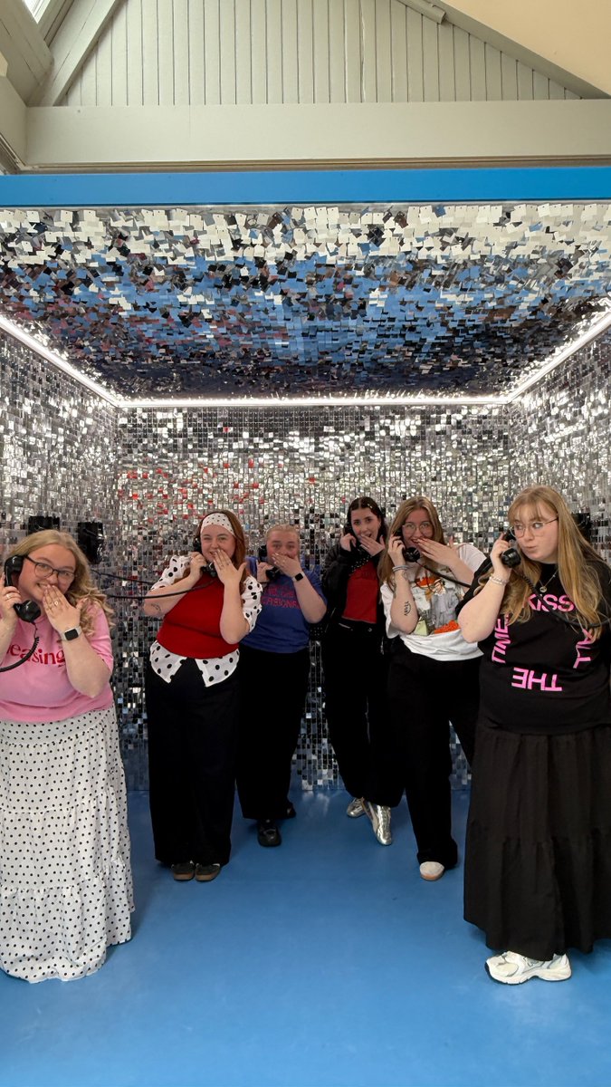 takemyhsnd's tweet photo. @HSHQ looong shot but we’re a group of danish girlies who’s all met bc of harry, and tonight is our one show all together. i’d love to capture us as the photographer occasionally, partying it up in square tonight with the rest of the beautiful people in there https://t.co/waEnZrS6dD