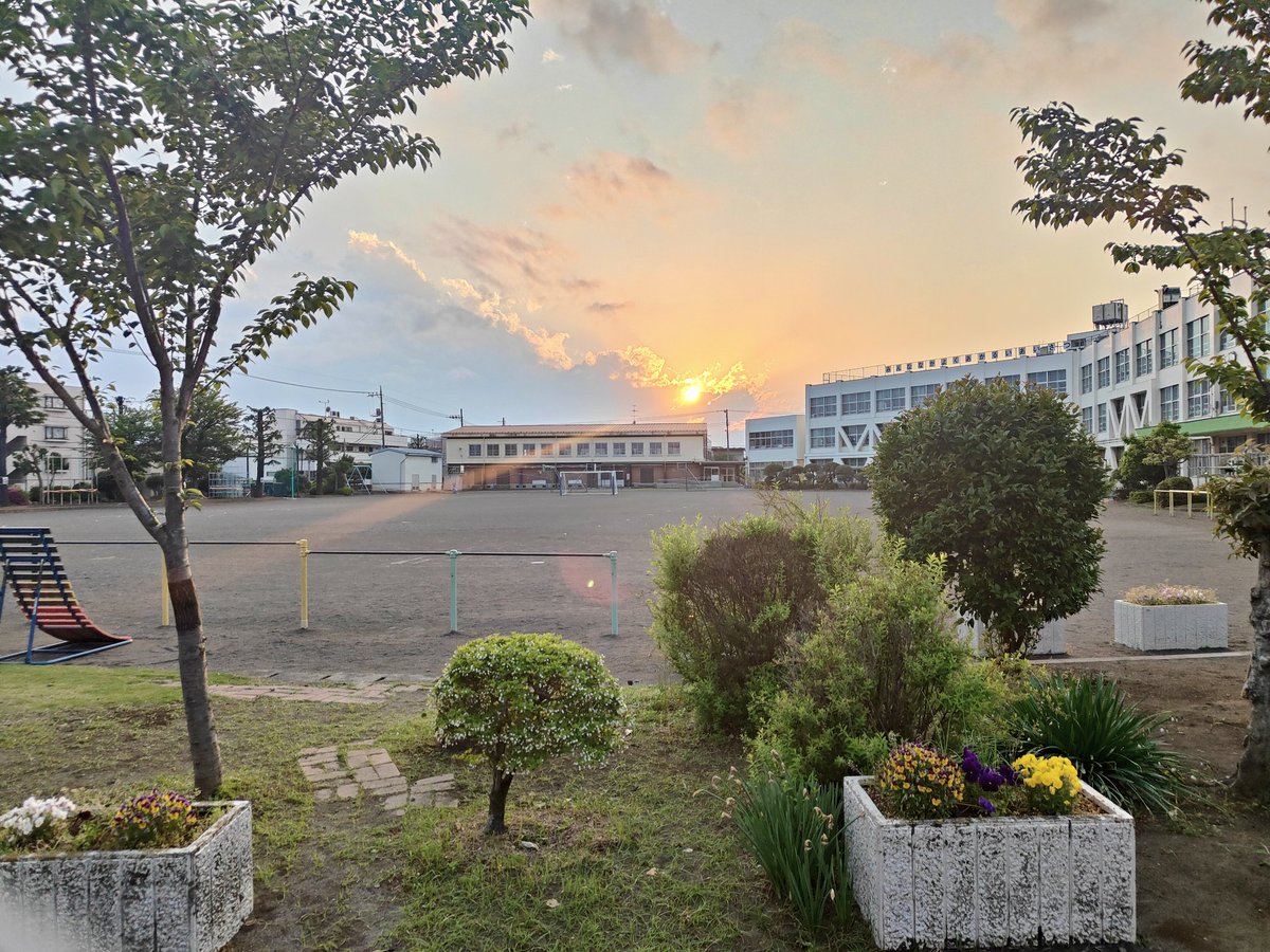 TJMMeg's tweet photo. 日が長くなりました☀️
行政書士として慌ただしい日々でも、帰宅時にまだ空が明るいとなんだか救われる気持ちになります。
この季節が一番好きです。
こんな夕暮れにはビアガーデンが恋しい🍺
今日も1日お疲れ様でした🌙 https://t.co/MsM5uaFyRC