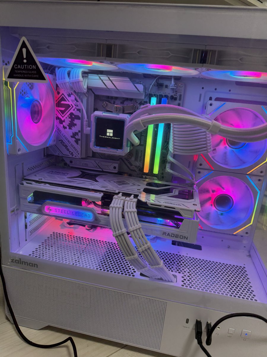 aruba0320's tweet photo. 【OS】Windows 11 Pro 64bit 
【CPU】AMD Ryzen 7 7700
【CPUクーラー】THERMALRIGHT FW PRO 
【マザーボード】ASRock B650 Steel Legend WiFi
【メモリ】16GB DDR5-5600
【GPU】RX9070XT16GB 
【電源】850W 80PLUS GOLD 
【ケース】ZALMAN CHRONIX V2 White https://t.co/8x14XFeJdl