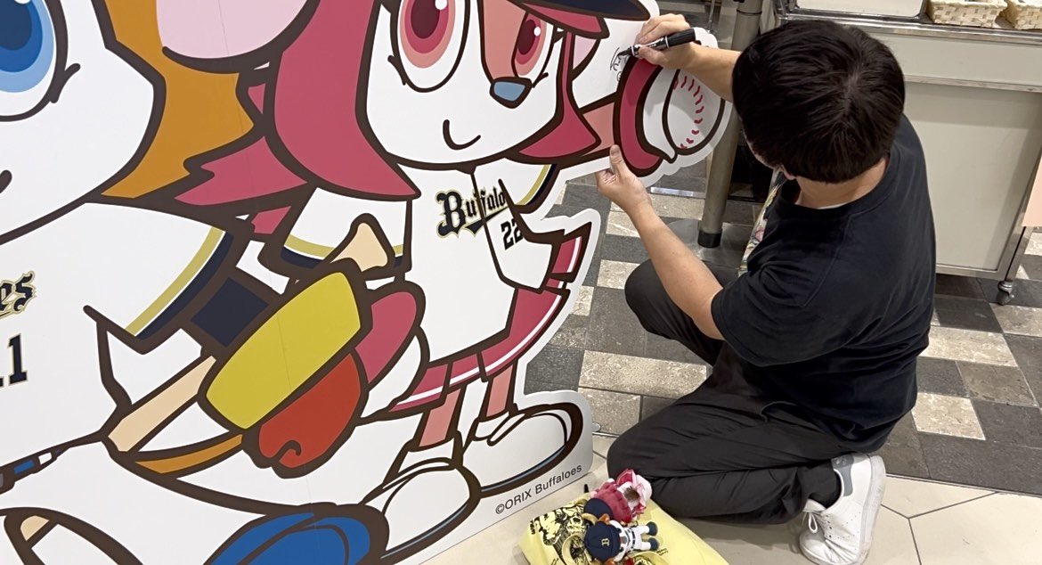 AUNSHIGEKI's tweet photo. あべのハルカスにブルベルパネルを見に行ったら
こんなことになりました

。。ということで
あべのハルカスに行けば、おじさんの生描きブルベルが見れます https://t.co/SXAKDhPerh