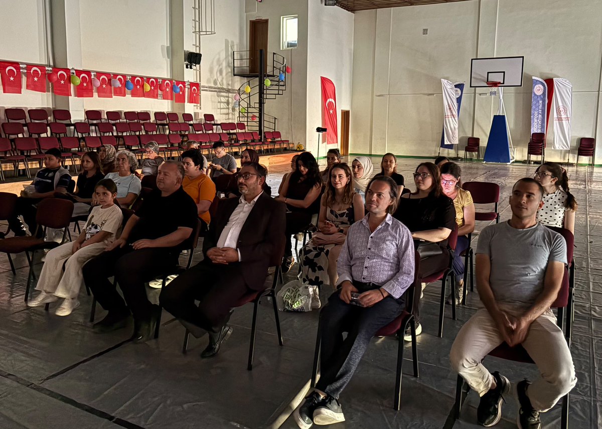 GSB_Eskisehir's tweet photo. 🎭 Merkezimizde Tiyatro Rüzgârı!
“Kütahya Gençlik Merkezleri” tarafından hazırlanan ve bakanlığımız tarafından desteklenen “Gırgır Komedya: Sahnelerden Şehirlere” adlı tiyatro oyunu merkezimizde sahnelendi. 🌟

@oa_bak @gencliksporbak https://t.co/r7BHtJhP2B