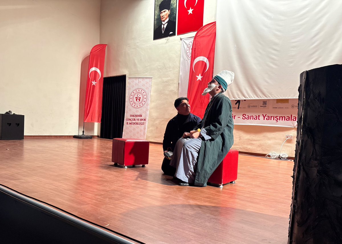 GSB_Eskisehir's tweet photo. 🎭 Merkezimizde Tiyatro Rüzgârı!
“Kütahya Gençlik Merkezleri” tarafından hazırlanan ve bakanlığımız tarafından desteklenen “Gırgır Komedya: Sahnelerden Şehirlere” adlı tiyatro oyunu merkezimizde sahnelendi. 🌟

@oa_bak @gencliksporbak https://t.co/r7BHtJhP2B