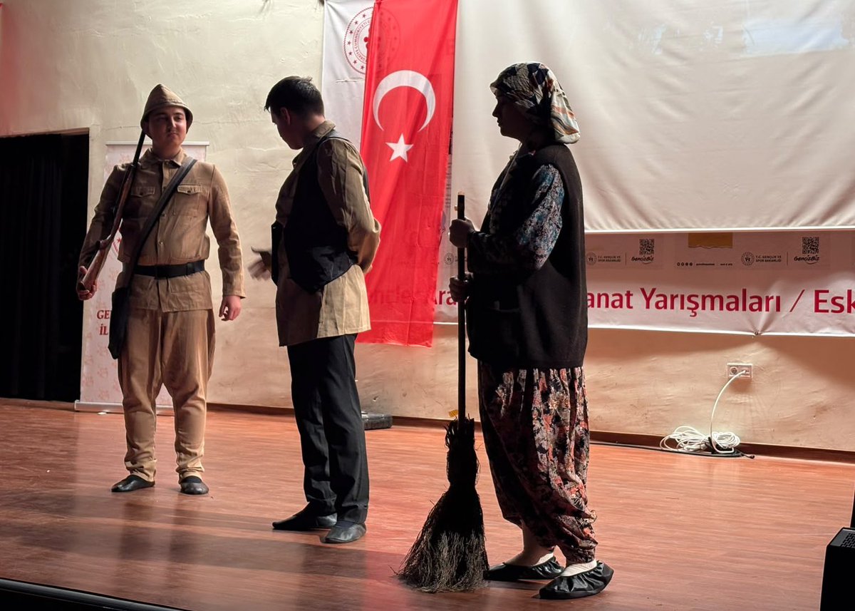 GSB_Eskisehir's tweet photo. 🎭 Merkezimizde Tiyatro Rüzgârı!
“Kütahya Gençlik Merkezleri” tarafından hazırlanan ve bakanlığımız tarafından desteklenen “Gırgır Komedya: Sahnelerden Şehirlere” adlı tiyatro oyunu merkezimizde sahnelendi. 🌟

@oa_bak @gencliksporbak https://t.co/r7BHtJhP2B
