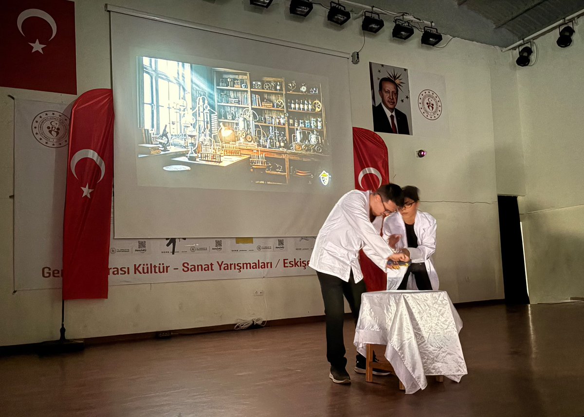 GSB_Eskisehir's tweet photo. 🎭 Merkezimizde Tiyatro Rüzgârı!
“Kütahya Gençlik Merkezleri” tarafından hazırlanan ve bakanlığımız tarafından desteklenen “Gırgır Komedya: Sahnelerden Şehirlere” adlı tiyatro oyunu merkezimizde sahnelendi. 🌟

@oa_bak @gencliksporbak https://t.co/r7BHtJhP2B