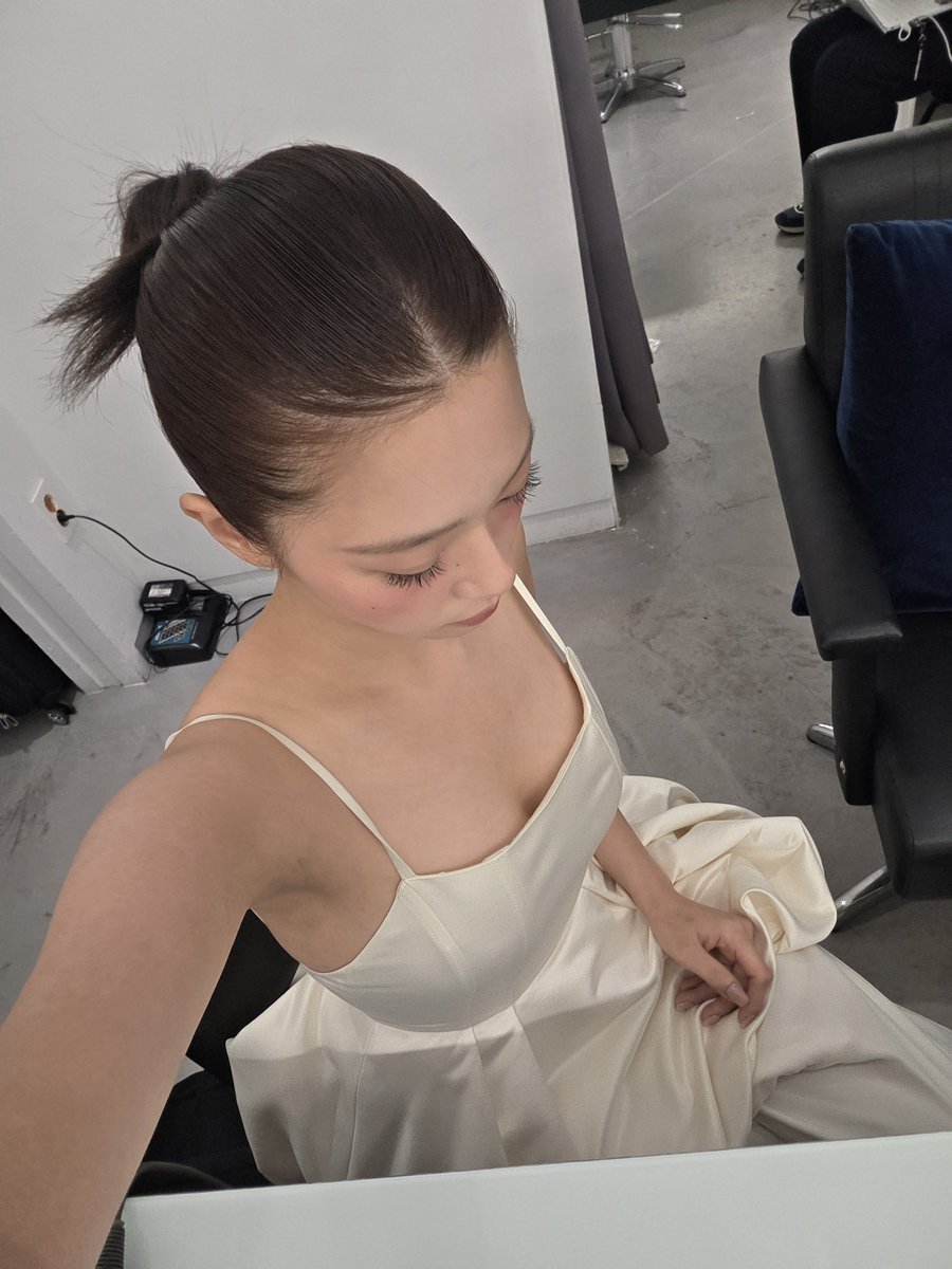 9wiceupdates's tweet photo. [JY🐶] 260629 4:10pm KST

“I like these too”
“I think it would be nice and cool to wear my hair like this for a concert. What do you think?” https://t.co/zv6j0YThJt